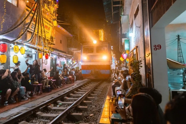 HA NOI BY NIGHT